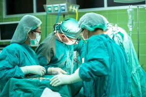 Sikeres volt a bangladesi sziámi ikrek plasztikai sebészeti műtéte